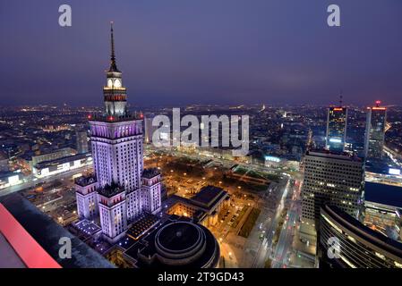 Palast für Kultur und Wissenschaft, Warschau, Polen - Blick auf die Stadt bei Nacht. Stockfoto