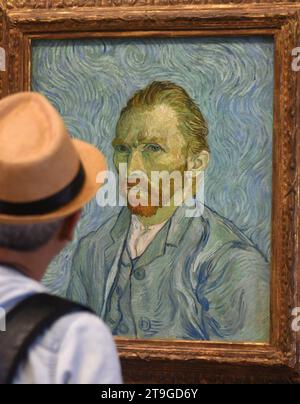 Paris, Frankreich - 29. August 2019: Besucher in der Nähe des Selbstbildnisses von Vincent van Gogh Malerei im Museum d'Orsay in Paris, Frankreich. Stockfoto