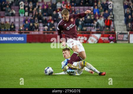 Tynecastle Park. Edinburgh. Schottland, Großbritannien. November 2023. Während des Cinch Premiership Matches zwischen Hearts und St Johnstone Hearts verliert Stephen Kingsley gegen St Johnstone's Luke Robinson (Bild: Alamy Live News/David Mollison) Credit: David Mollison/Alamy Live News Stockfoto