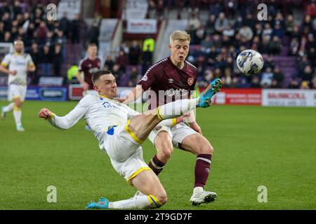 Tynecastle Park. Edinburgh. Schottland, Großbritannien. November 2023. Während des Cinch Premiership-Spiels zwischen Hearts und St Johnstone kommt Alex Cochrane von Hearts nicht an St Johnstone's Dara Costelloe vorbei (Bild: Alamy Live News/David Mollison) Stockfoto