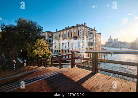Venedig, Italien - 9. November 2023: Blick auf Sonnenaufgang von Ponte dell'Accademia und Palazzo Franchetti Stockfoto