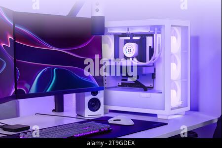 Ein Desktop-Computer mit violettem Hintergrund, Tastatur und Monitor Stockfoto