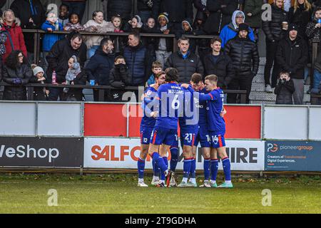 Die Spieler des FC Milton Keynes Dons feiern ihr Eröffnungstor während des Spiels der Sky Bet League 2 zwischen Salford City und MK Dons am Samstag, den 25. November 2023, im Peninsula Stadium, Moor Lane, Salford. (Foto: Ian Charles | MI News) Credit: MI News & Sport /Alamy Live News Stockfoto