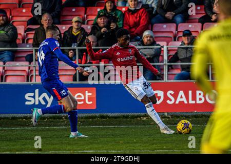 Kelly N'Mai von Salford City versucht einen Schuss während des Spiels der Sky Bet League 2 zwischen Salford City und MK Dons im Peninsula Stadium, Moor Lane, Salford am Samstag, den 25. November 2023. (Foto: Ian Charles | MI News) Credit: MI News & Sport /Alamy Live News Stockfoto