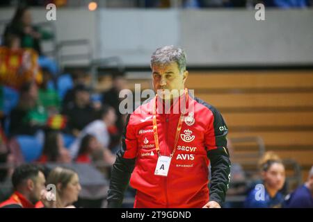 Santander, Spanien, 25. November 2023: Der spanische Trainer Ambrosio Martin am 2. Spieltag des spanischen Frauen-Turniers 2023 zwischen Spanien und Argentinien am 25. November 2023 im Palacio de los Deportes de Santander, Spanien. Quelle: Alberto Brevers / Alamy Live News. Stockfoto