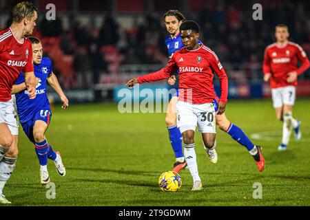 Kelly N'Mai von Salford City versucht einen Lauf während des Spiels der Sky Bet League 2 zwischen Salford City und MK Dons im Peninsula Stadium, Moor Lane, Salford am Samstag, den 25. November 2023. (Foto: Ian Charles | MI News) Credit: MI News & Sport /Alamy Live News Stockfoto