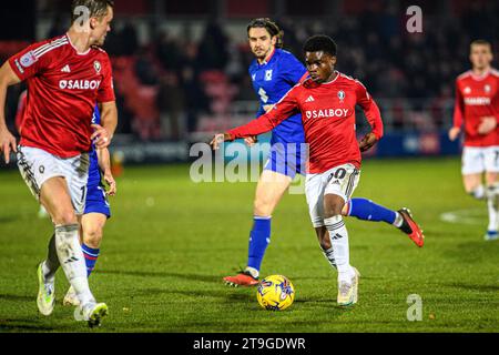 Kelly N'Mai von Salford City versucht einen Lauf während des Spiels der Sky Bet League 2 zwischen Salford City und MK Dons im Peninsula Stadium, Moor Lane, Salford am Samstag, den 25. November 2023. (Foto: Ian Charles | MI News) Credit: MI News & Sport /Alamy Live News Stockfoto