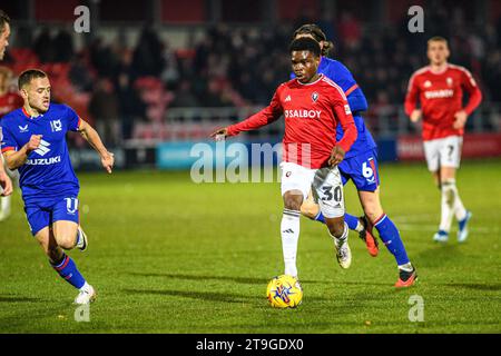 Kelly N'Mai von Salford City versucht einen Lauf während des Spiels der Sky Bet League 2 zwischen Salford City und MK Dons im Peninsula Stadium, Moor Lane, Salford am Samstag, den 25. November 2023. (Foto: Ian Charles | MI News) Credit: MI News & Sport /Alamy Live News Stockfoto