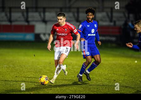 Der Declan John von Salford City versucht am Samstag, den 25. November 2023, im Peninsula Stadium, Moor Lane, in Salford einen späten Lauf während des Spiels der Sky Bet League 2 zwischen Salford City und MK Dons. (Foto: Ian Charles | MI News) Credit: MI News & Sport /Alamy Live News Stockfoto