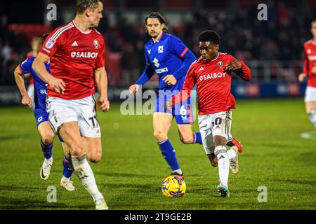 Kelly N'Mai von Salford City versucht einen Lauf während des Spiels der Sky Bet League 2 zwischen Salford City und MK Dons im Peninsula Stadium, Moor Lane, Salford am Samstag, den 25. November 2023. (Foto: Ian Charles | MI News) Credit: MI News & Sport /Alamy Live News Stockfoto