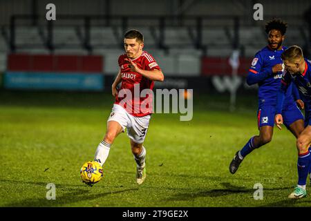 Der Declan John von Salford City versucht am Samstag, den 25. November 2023, im Peninsula Stadium, Moor Lane, in Salford einen späten Lauf während des Spiels der Sky Bet League 2 zwischen Salford City und MK Dons. (Foto: Ian Charles | MI News) Credit: MI News & Sport /Alamy Live News Stockfoto