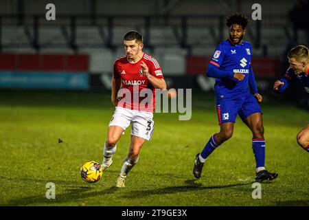 Der Declan John von Salford City versucht am Samstag, den 25. November 2023, im Peninsula Stadium, Moor Lane, in Salford einen späten Lauf während des Spiels der Sky Bet League 2 zwischen Salford City und MK Dons. (Foto: Ian Charles | MI News) Credit: MI News & Sport /Alamy Live News Stockfoto