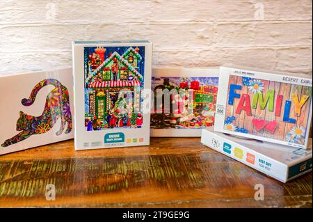 Berlin, Deutschland - 23. September 2023: Verschiedene Schachteln mit Holzpuzzles. Stockfoto