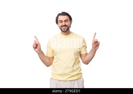 Porträt eines schicken, von der Idee inspirierten, stilvollen, brünetten europäischen Mannes mit Bart und Schnurrbart in einem Sommer-T-Shirt Stockfoto