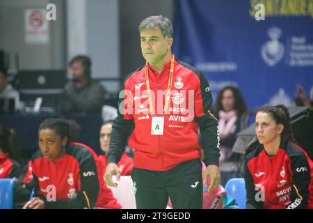 Santander, Spanien, 25. November 2023: Der spanische Trainer Ambrosio Martin am 2. Spieltag des spanischen Frauen-Turniers 2023 zwischen Spanien und Argentinien am 25. November 2023 im Palacio de los Deportes de Santander, Spanien. Quelle: Alberto Brevers / Alamy Live News. Stockfoto