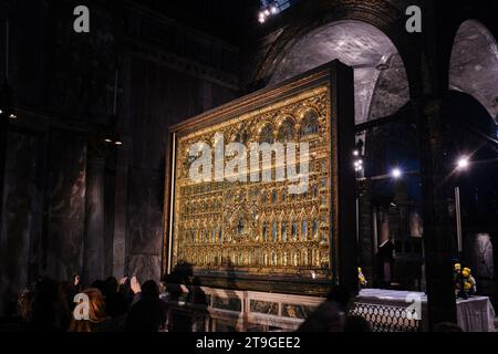 Venedig, Italien - 9. November 2023: Golden Pala D'oro in St. Markusbasilika aus Konstantinopel, byzantinisch im 12. Jahrhundert Stockfoto