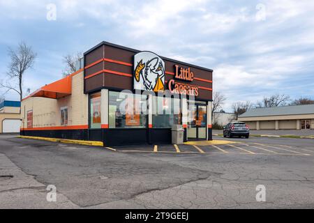 New Hartford, New York - 13. November 2023: Außenansicht des Little Caesars Restaurant Building aus nächster Nähe. Stockfoto