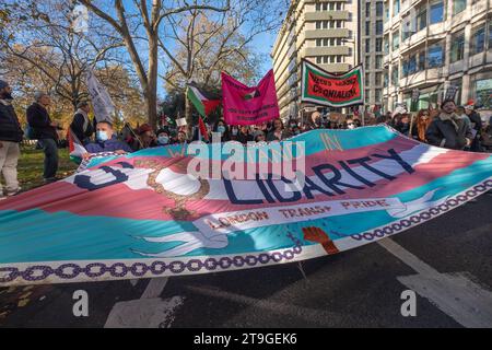 London, Großbritannien. November 2023. London Trans+ Stolz auf den marsch. Hunderttausende marschierten erneut durch London, um für einen Waffenstillstand im Gaza-Krieg zu plädieren, wo Millionen von Zivilisten immer noch von israelischen Truppen angegriffen werden müssen. Die gegenwärtige Pause und der Austausch von Geiseln sind willkommen, tragen aber wenig zur Bewältigung der dringenden humanitären Krise bei und die Tötung wird wieder aufgenommen. Die Demonstranten rufen zu einem dauerhaften Waffenstillstand und zu einer politischen Lösung auf, um Palästina Frieden und Gerechtigkeit nach dem Völkerrecht zu bringen. Peter Marshall/Alamy Live News Stockfoto