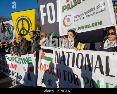 London, Großbritannien. November 2023. Vor dem märz. Hunderttausende marschierten erneut durch London, um für einen Waffenstillstand im Gaza-Krieg zu plädieren, wo Millionen von Zivilisten immer noch von israelischen Truppen angegriffen werden müssen. Die gegenwärtige Pause und der Austausch von Geiseln sind willkommen, tragen aber wenig zur Bewältigung der dringenden humanitären Krise bei und die Tötung wird wieder aufgenommen. Die Demonstranten rufen zu einem dauerhaften Waffenstillstand und zu einer politischen Lösung auf, um Palästina Frieden und Gerechtigkeit nach dem Völkerrecht zu bringen. Peter Marshall/Alamy Live News Stockfoto