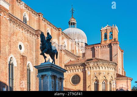 Venedig, Italien - 9. November 2023: Basilica dei Santi Giovanni e Paolo (San Zanipolo) - große italienische gotische katholische Kirche in Castello Stockfoto