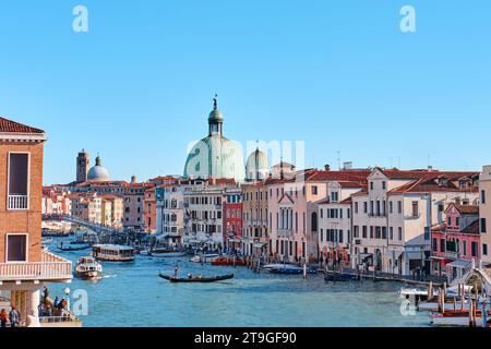 Venedig, Italien - 9. November 2023: Blick auf den Canal Grande und die Basilika Santa Maria della Salute Stockfoto