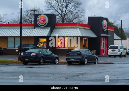 Whitesboro, New York - 22. November 2023: Close-up View of Burger King Restaurant, im Besitz von Restaurant Brands International (RBI), einem der W Stockfoto