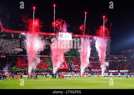 Enschede, Niederlande. November 2023. ENSCHEDE, NIEDERLANDE - 25. NOVEMBER: Feuerwerk während des Spielereintritts während des niederländischen Eredivisie-Spiels zwischen FC Twente und PSV am 25. November 2023 in de Grolsch Veste in Enschede, Niederlande (Foto: Joris Verwijst/Orange Pictures) Credit: Orange Pics BV/Alamy Live News Stockfoto