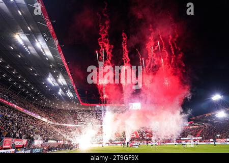 Enschede, Niederlande. November 2023. ENSCHEDE, NIEDERLANDE - 25. NOVEMBER: Feuerwerk während des Spielereintritts während des niederländischen Eredivisie-Spiels zwischen FC Twente und PSV am 25. November 2023 in de Grolsch Veste in Enschede, Niederlande (Foto: Joris Verwijst/Orange Pictures) Credit: Orange Pics BV/Alamy Live News Stockfoto