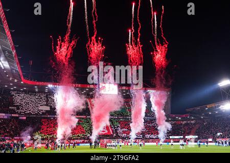 Enschede, Niederlande. November 2023. ENSCHEDE, NIEDERLANDE - 25. NOVEMBER: Feuerwerk während des Spielereintritts während des niederländischen Eredivisie-Spiels zwischen FC Twente und PSV am 25. November 2023 in de Grolsch Veste in Enschede, Niederlande (Foto: Joris Verwijst/Orange Pictures) Credit: Orange Pics BV/Alamy Live News Stockfoto