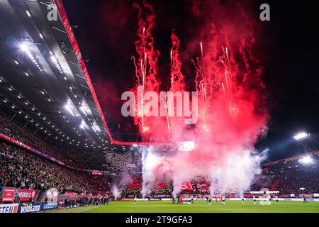 Enschede, Niederlande. November 2023. ENSCHEDE, NIEDERLANDE - 25. NOVEMBER: Feuerwerk während des Spielereintritts während des niederländischen Eredivisie-Spiels zwischen FC Twente und PSV am 25. November 2023 in de Grolsch Veste in Enschede, Niederlande (Foto: Joris Verwijst/Orange Pictures) Credit: Orange Pics BV/Alamy Live News Stockfoto