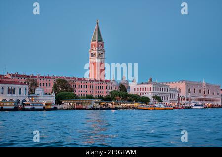 Venedig, Italien - 9. November 2023: Blick auf den Markusplatz mit der Basilika und dem Dogenpalast von Dorsoduro aus Stockfoto
