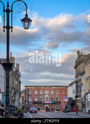 Blick auf die High Street in Wrexham, North Wales, Großbritannien Stockfoto