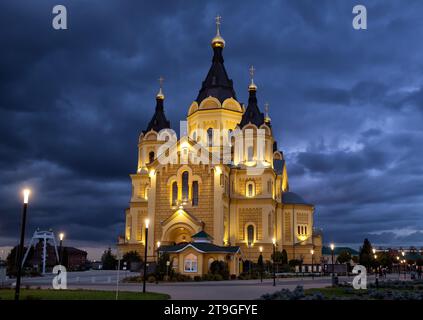 Nächtlicher Blick auf die beleuchtete Kathedrale von St. Alexander Newski auf der Strelka von Nischni Nowgorod Stockfoto