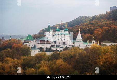 Nischni Nowgorod, Petscherski Himmelfahrt Kloster im Herbst Stockfoto