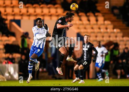 Samson Tovide von Colchester United (links) und Jamie Proctor von Barrow kämpfen um den Ball während des Spiels der Sky Bet League Two im JobServe Community Stadium in Colchester. Bilddatum: Samstag, 25. November 2023. Stockfoto