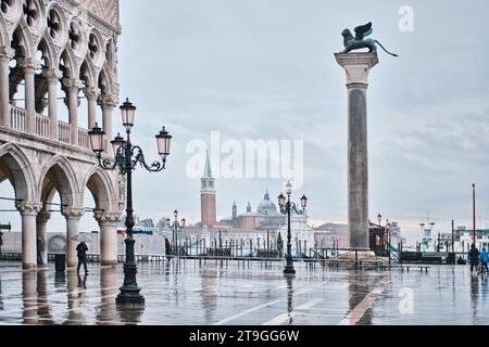 Venedig, Italien - 9. November 2023: Dogenpalast (Palazzo Ducale) und Kirche San Giorgio di Maggiore im Hintergrund vom Markusplatz aus gesehen Stockfoto