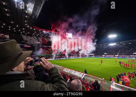 Enschede, Niederlande. November 2023. ENSCHEDE, NIEDERLANDE - 25. NOVEMBER: Feuerwerk während des Spielereintritts während des niederländischen Eredivisie-Spiels zwischen FC Twente und PSV am 25. November 2023 in de Grolsch Veste in Enschede, Niederlande (Foto: Rene Nijhuis/Orange Pictures) Credit: Orange Pics BV/Alamy Live News Stockfoto