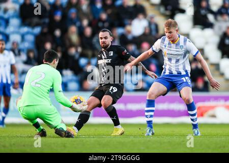 Barrow's Dom Telford kämpft um den Ball gegen Tom Smith (links) und Zach Mitchell während des Spiels der Sky Bet League Two im JobServe Community Stadium in Colchester. Bilddatum: Samstag, 25. November 2023. Stockfoto