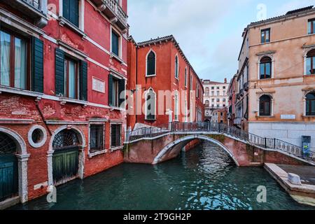 Venedig, Italien - 9. November 2023: Stadtbild und Kanäle von Venedig und farbenfrohe und alte Architektur der Stadt Stockfoto