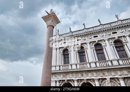 Venedig, Italien - 9. November 2023: Markusplatz (Piazza San Marco) und Colonna di San Todaro an einem regnerischen Tag Stockfoto