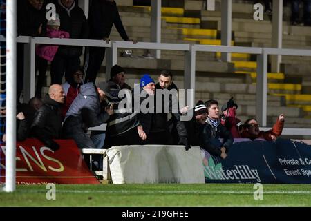 Die Fans von Hartlepool United verärgern sich auf den Bromley FC Grant Smith während des Spiels der Vanarama National League zwischen Hartlepool United und Bromley im Victoria Park, Hartlepool am Samstag, den 25. November 2023. (Foto: Scott Llewellyn | MI News) Credit: MI News & Sport /Alamy Live News Stockfoto