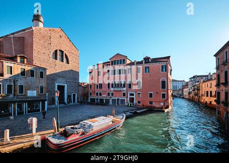 Venedig, Italien - 9. November 2023: Kirche Parrocchiale di San Pantalon und Blick auf den Kanal Stockfoto