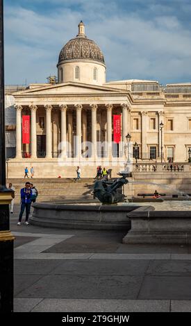 London, UK, 07. Oktober 2023: Gerüststände bei der National Gallery am Trafalgar Square. Stockfoto