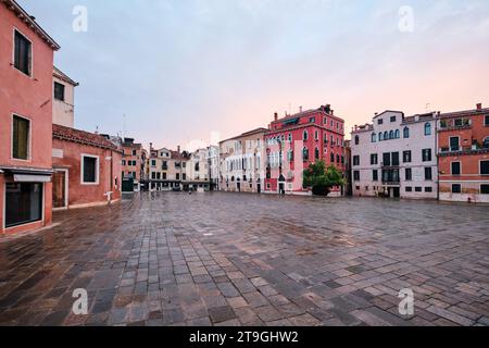 Venedig, Italien - 9. November 2023: Leerer Platz des Campo Sant Angelo, auch bekannt als Campo Sant Anzolo, ein Platz im Sestiere San Marco Stockfoto