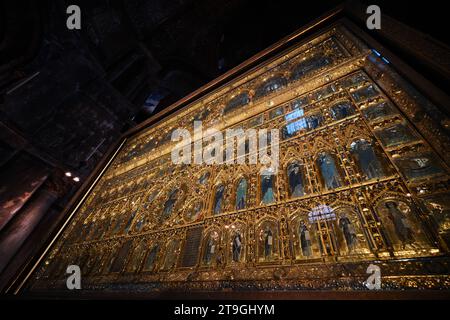 Venedig, Italien - 9. November 2023: Golden Pala D'oro in St. Markusbasilika aus Konstantinopel, byzantinisch im 12. Jahrhundert Stockfoto