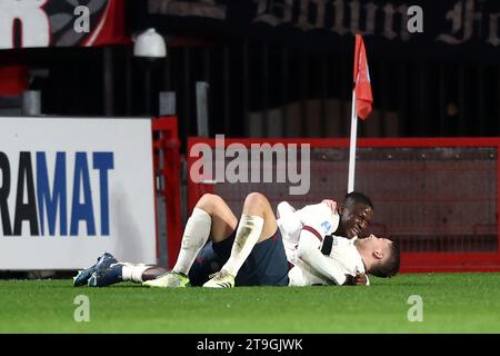 ENSCHEDE - (l-r) Johan Bakayoko vom PSV Eindhoven, Joey Veerman vom PSV Eindhoven feiert das 0-1 während des niederländischen Eredivisie-Spiels zwischen dem FC Twente und dem PSV Eindhoven im de Grolsch Veste Stadium am 25. November 2023 in Enschede, Niederlande. ANP VINCENT JANNINK Stockfoto