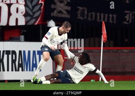 ENSCHEDE - (l-r) Joey Veerman vom PSV Eindhoven, Johan Bakayoko vom PSV Eindhoven feiern das 0-1 während des niederländischen Eredivisie-Spiels zwischen dem FC Twente und dem PSV Eindhoven im de Grolsch Veste Stadium am 25. November 2023 in Enschede, Niederlande. ANP VINCENT JANNINK Stockfoto