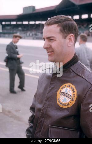 TRENTON, NJ - MÄRZ 30: Fahrer Pat O’Connor posiert für ein Porträt vor dem Start des USAC 100 Meilen-Meisterschaftsrennens am 30. März 1958 in Trenton, New Jersey. (Foto von Hy Peskin) *** örtliche Unterschrift *** Pat O'Connor Stockfoto