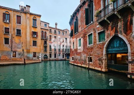Venedig, Italien - 9. November 2023: Stadtbild und Kanäle von Venedig und farbenfrohe und alte Architektur der Stadt Stockfoto