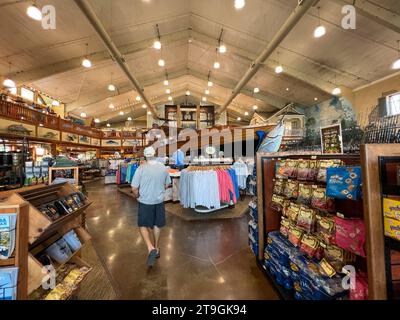 Islamorada, FL USA - 22. August 2022: Leute, die in einem Bass Pro Shop in Islamorada, Florida, einkaufen. Stockfoto